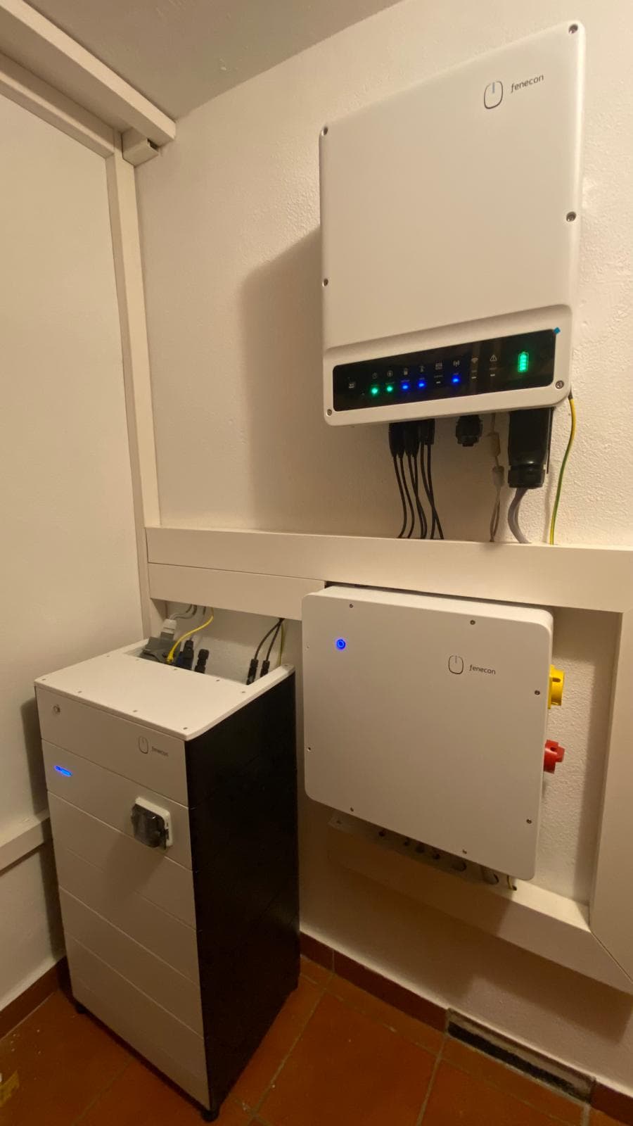 Moderne Wechselrichter mit Batterie-Management-System – für maximale Eigenverbrauchsquote und intelligente Stromspeicherung.